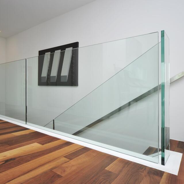 Felsenfeste Glasbrüstungen und Treppengeländer